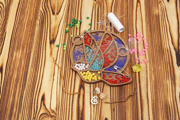 Kolorowe nici do haftu ułożone w kształt wachlarza