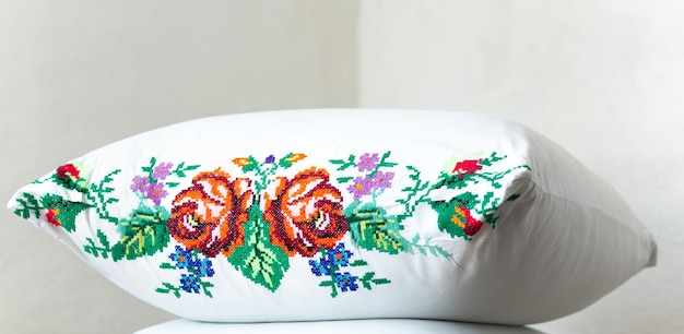Detale haftu na poduszce